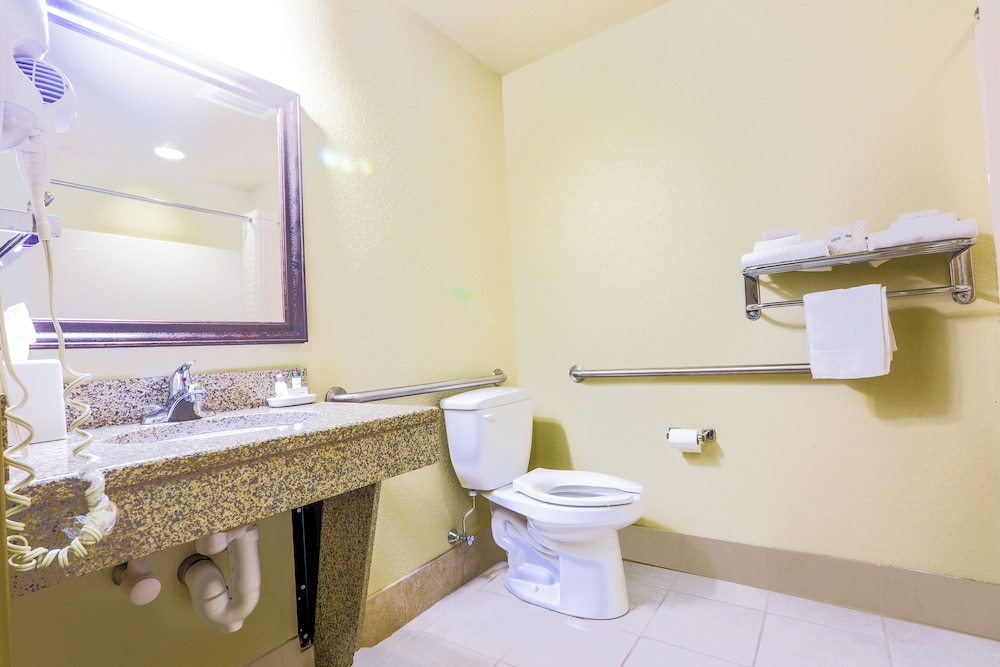 Evansville Inn & Suites By OYO - photo 34