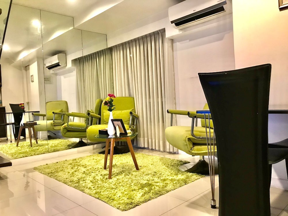 MaxStays Max Style at Fort Victoria in Taguig, Philippines