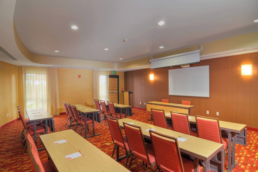 Courtyard by Marriott Medford Airport - photo 60