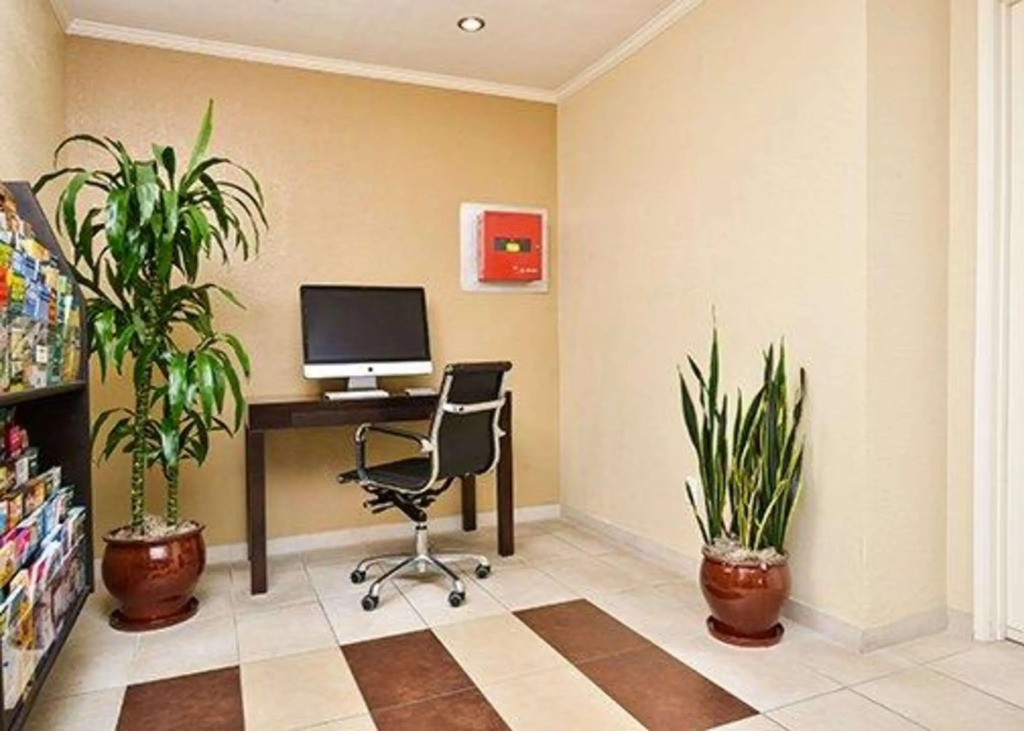 Econo Lodge Inn & Suites El Cajon San Diego East - photo 8