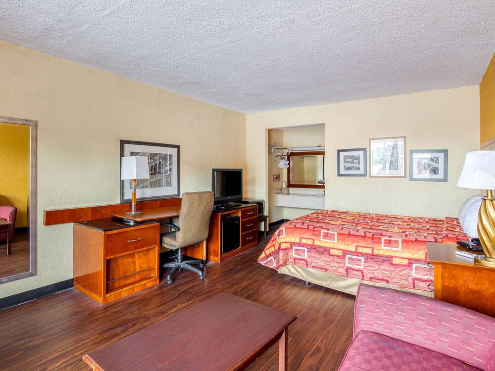 Knights Inn Forest Park - photo 22