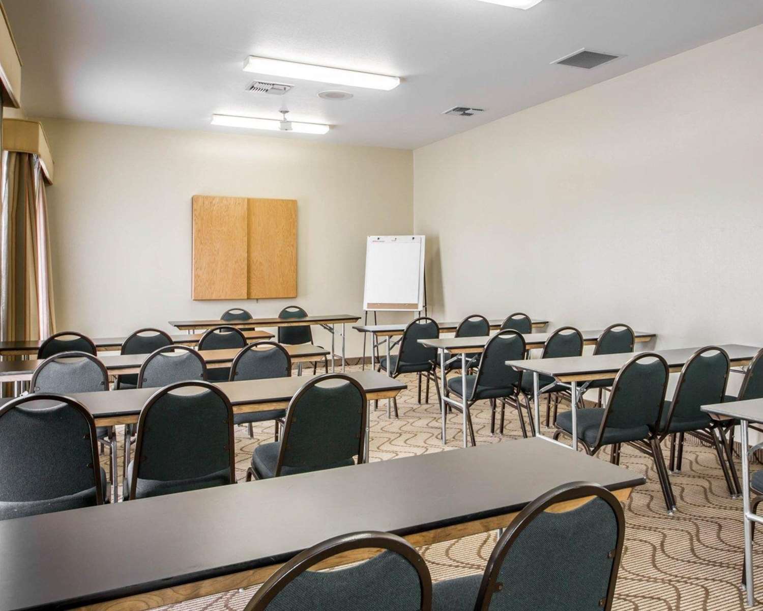 Comfort Inn & Suites Oakland - photo 22