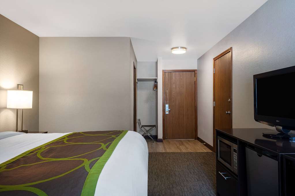 Super 8 by Wyndham St. Regis - photo 17