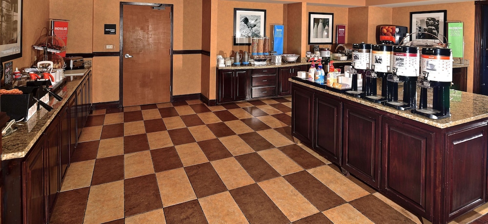 Hampton Inn & Suites Fredericksburg - photo 23
