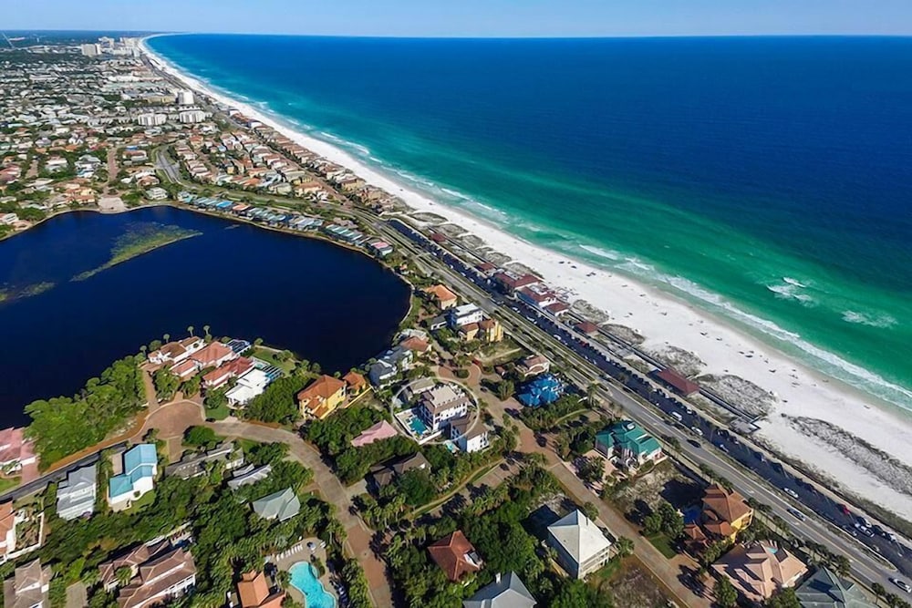 Big House by the Sea 8 Bedroom Holiday Home by Five Star Properties — 4-Star Luxury Hotel in Destin, United States
