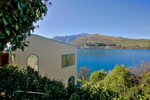 Frankton House Queenstown Holiday Home — 4-Star Luxury Hotel in Queenstown, New Zealand
