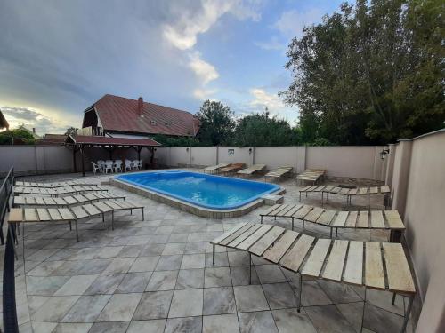 11 Féröhelyes Apartman — 4-Star Luxury Hotel in Balatonlelle, Hungary