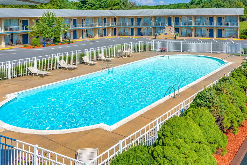 Days Inn by Wyndham Breezewood - photo 4