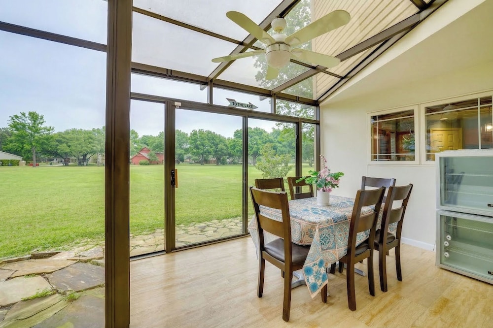 6 Mi to Dtwn Garland: Group Getaway w Pool Access — hotel in Garland