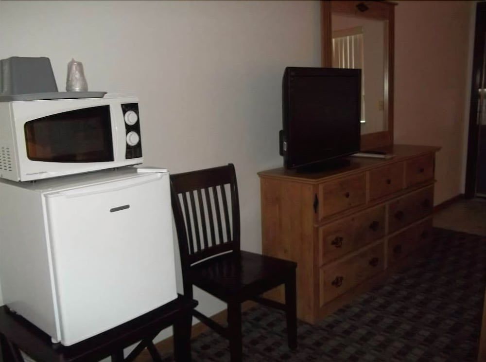 Burke Inn Motel & Suites - photo 16
