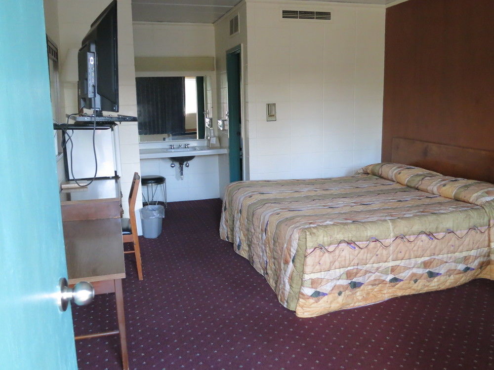 Hamilton Holiday Motel - photo 2