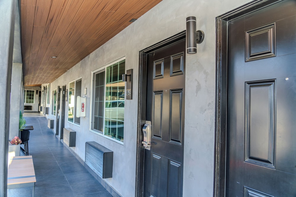 Monterey Surf Inn - photo 18