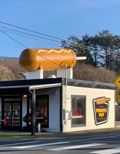 #StayInMyDistrict Cozy Rockaway Beach Cottage — 4-Star Luxury Hotel in Rockaway Beach, United States