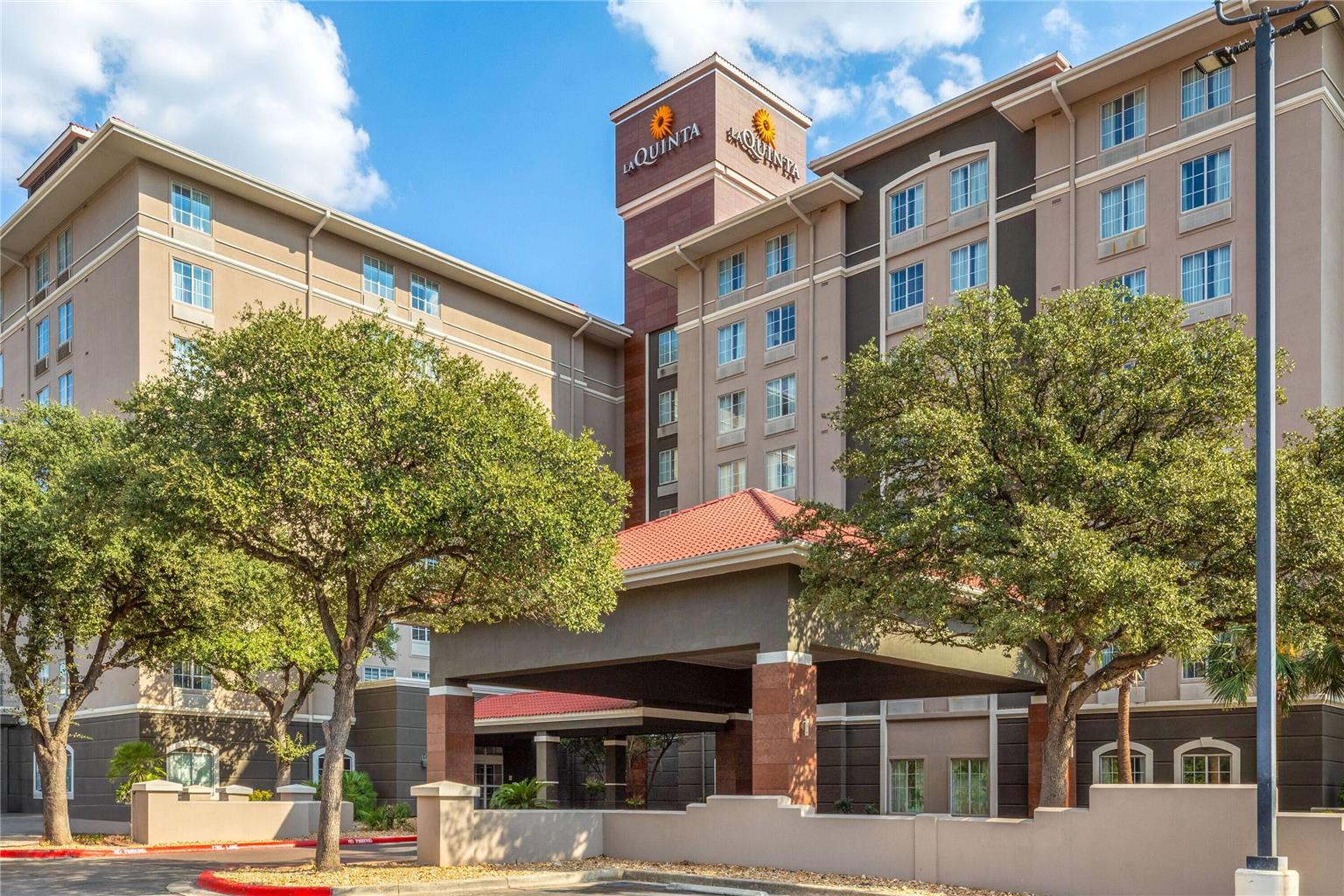 La Quinta Inn & Suites by Wyndham San Antonio Airport - photo 2