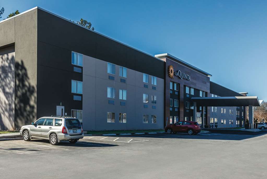 La Quinta Inn & Suites by Wyndham Atlanta Midtown Buckhead - photo 2