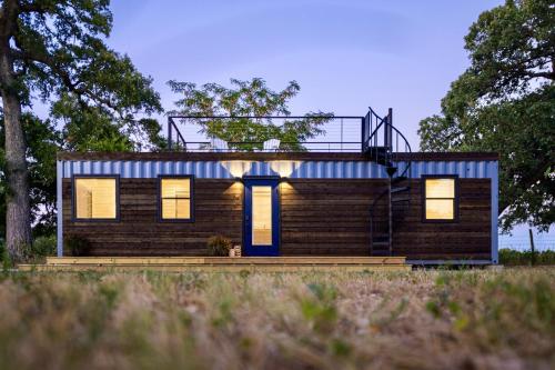 The Shoreline Container Home 12 min to Magnolia Silos and Baylor — 4-Star Luxury Hotel in Waco, United States