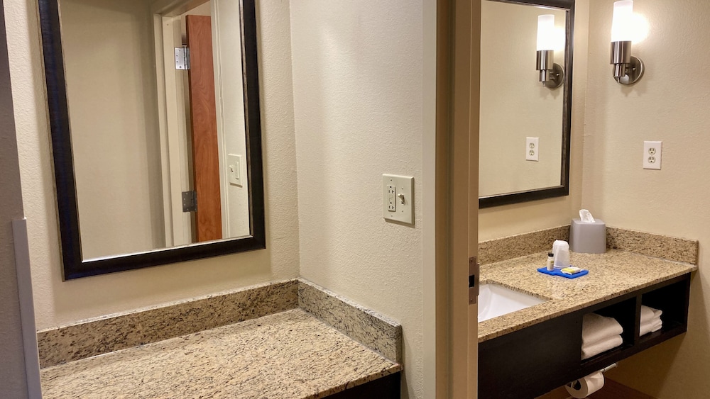 Holiday Inn Express Hotel & Suites Edmond by IHG - photo 17