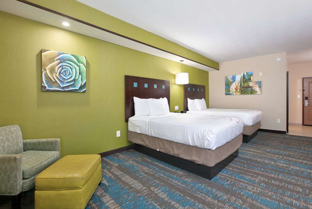 La Quinta Inn & Suites by Wyndham Dallas Grand Prairie South - photo 37
