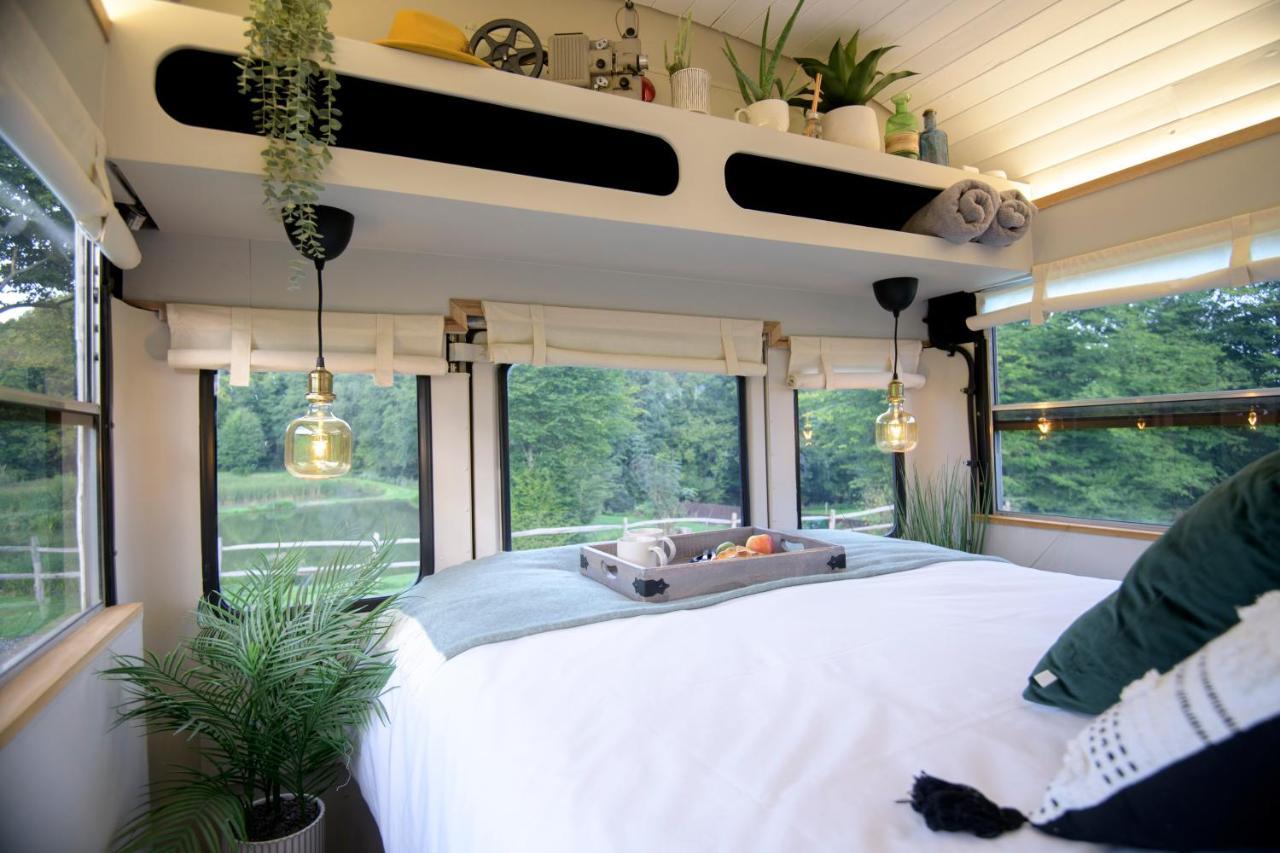 American School Bus Retreat with Hot Tub in Sussex Meadow — hotel in Uckfield