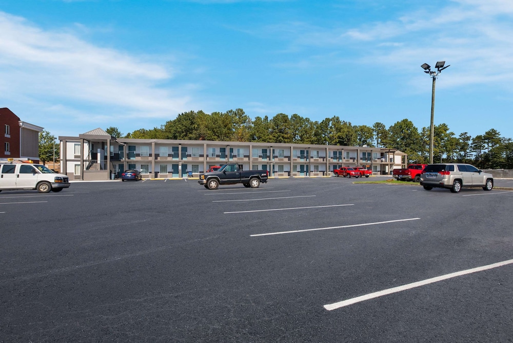 Econo Lodge Commerce - photo 55