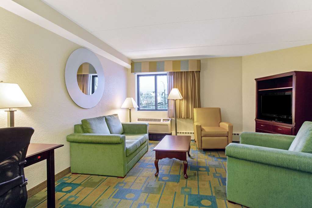 La Quinta Inn & Suites by Wyndham Boston Somerville - photo 38