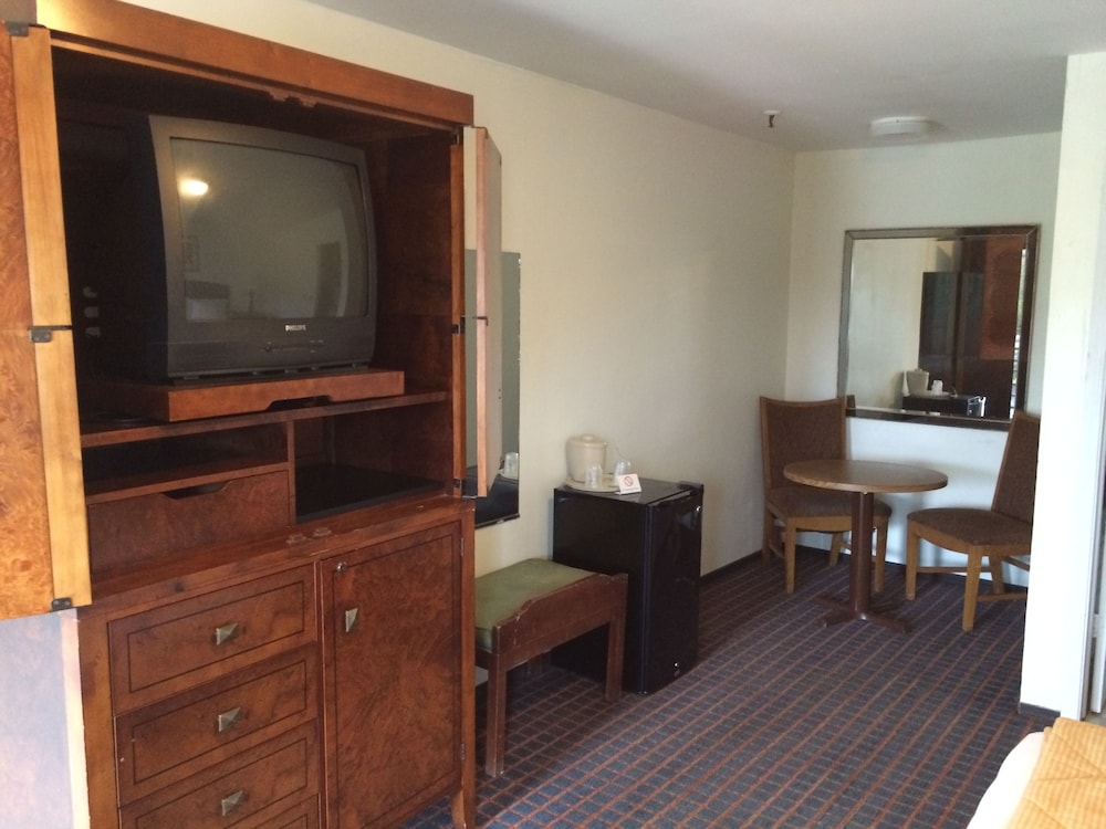 Branford Motel - photo 13