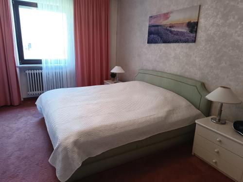 Nichtraucher Zimmer Privatunterkunft mit Sonnenaufgang Kühlschrank Ventilator und ruhiger Innenhof Obergeschoss bei Koberstein — hotel in Tutzing