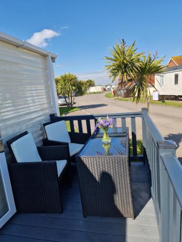 Seaside Holiday Home Inside a Resort — 4-Star Luxury Hotel in Selsey, United Kingdom