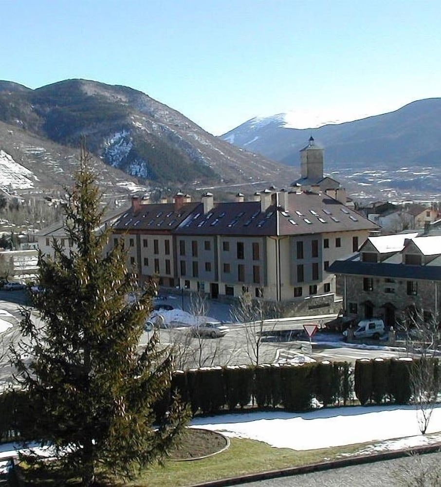Apartamentos Los Pirineos Atencion personal — 4-Star Luxury Hotel in Biescas, Spain