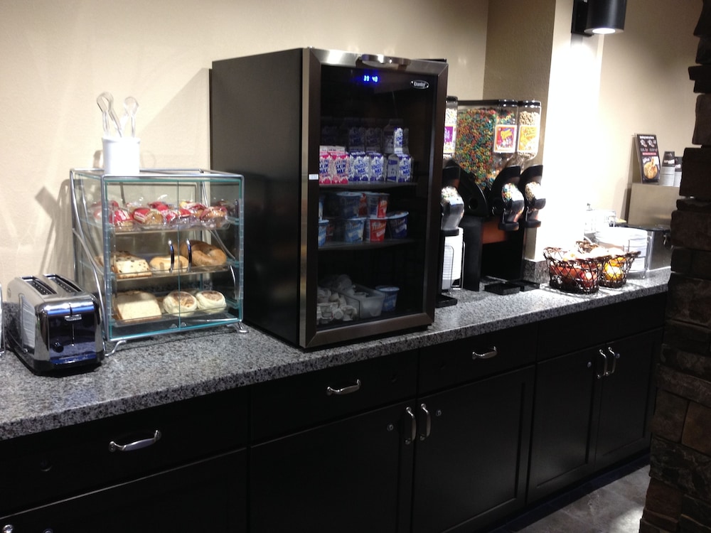 Boarders Inn & Suites by Cobblestone Hotels Grand Island - photo 37