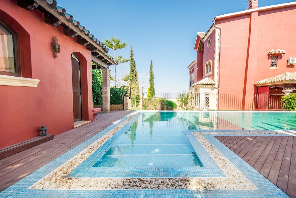 Cubo's Villa los Azabaches — 4-Star Luxury Hotel in Alhaurin El Grande, Spain