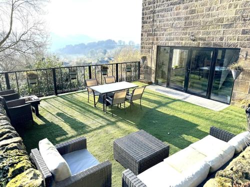 Peak District Getaway Retreat The most Stunning Garden Views Firepit Brand newly refurbished Perfect for friends & family getaways in Matlock, United Kingdom