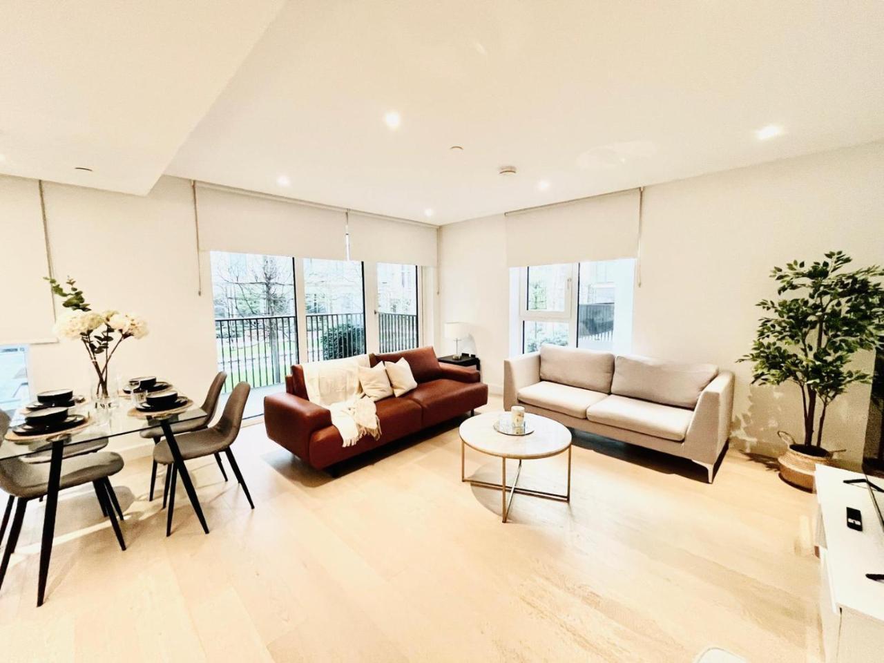 Modern Chic Flat Near Westfield Mall & Tube Luxury & Comfy — 4-Star Luxury Hotel in London, United Kingdom