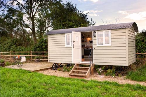 Starlight Shepherd Hut - carbon neutral hotel in Unknown City