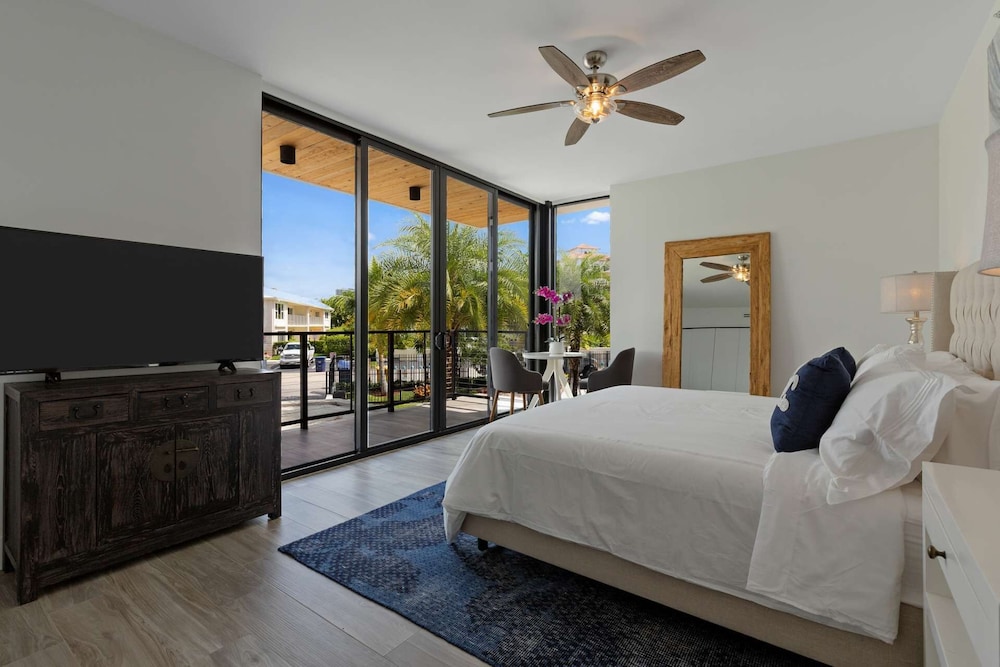 NEW Luxurious Condo inlet & Ocean Views 106 Inlet Way Unit 103 Palm Beach Shores — 4-Star Luxury Hotel in Palm Beach Shores, United States