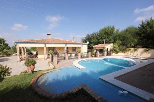 Spacious Villa with Pool in Sanlúcar la Mayor — 4-Star Luxury Hotel in Sanlucar La Mayor, Spain