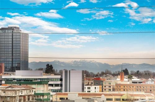 Rooftop Patio with Waterview Private Garden & Grill 3BR 3BA Modern Cityscape - photo 25