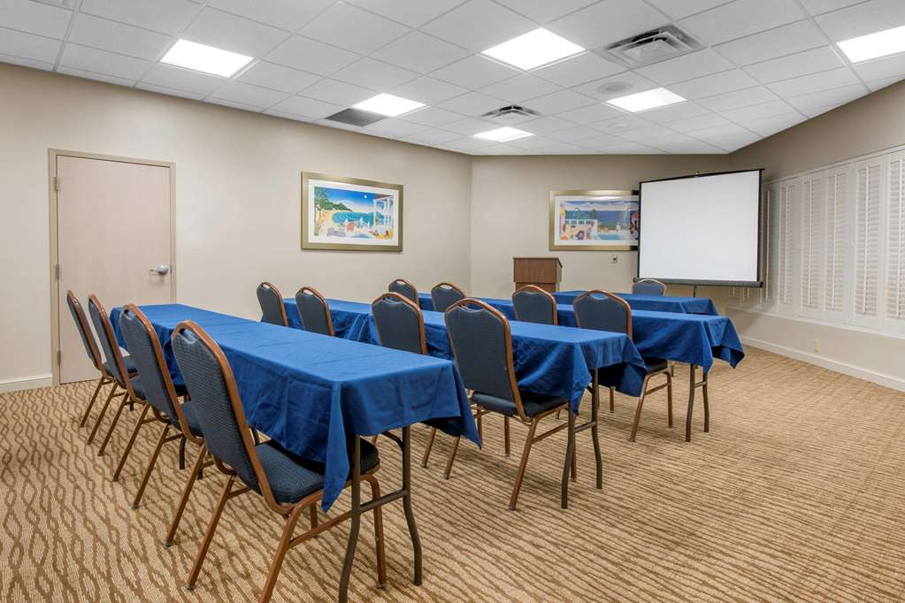 Comfort Suites Maingate East - photo 33