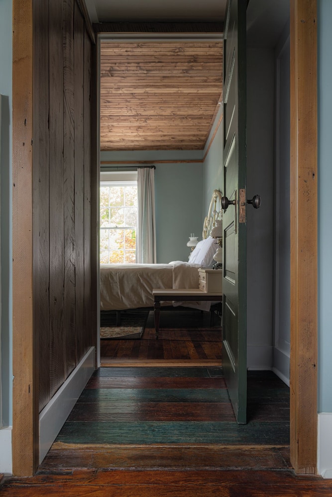 The NuWray Hotel & Carriage House - photo 84