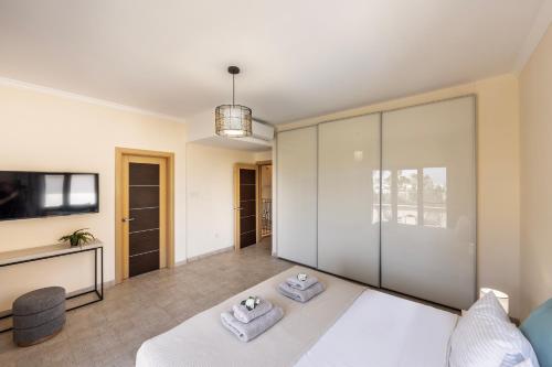 SunnyVillas: 4BR SeaFront Villa Private Pool BW44