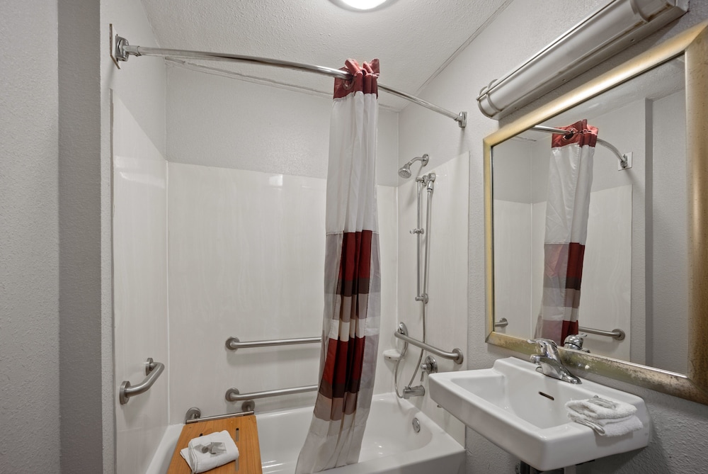 Red Roof Inn Greensboro Airport - photo 18