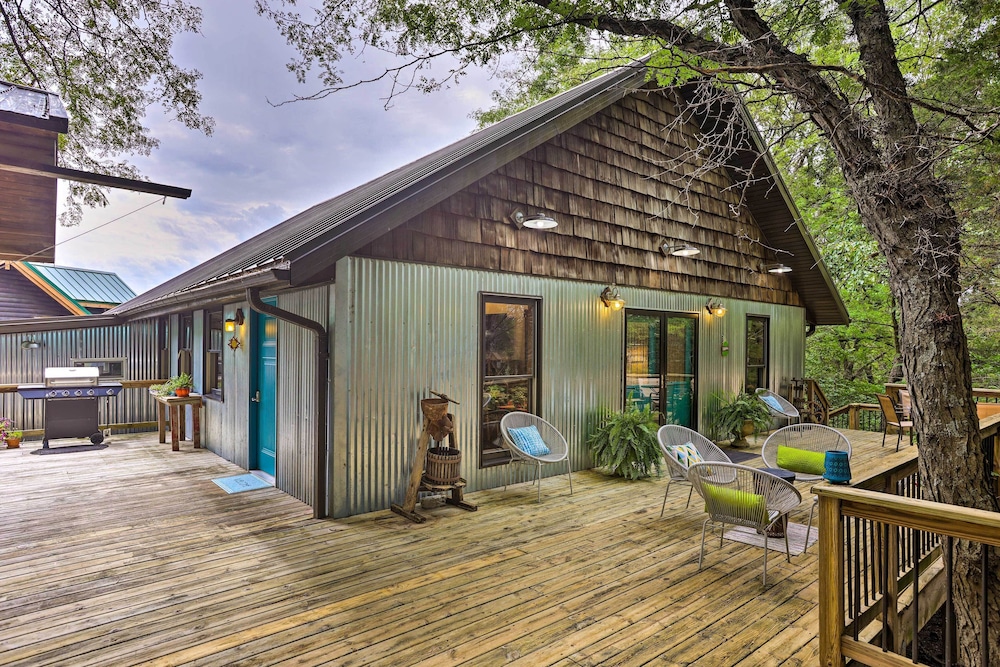 Pet Friendly Outdoor Paradise with Grill Decks pet-friendly hotel Tabor City
