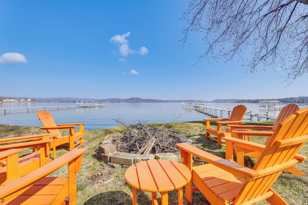 Lake Wisconsin Retreat w Dock: Great for Groups in Lodi, United States