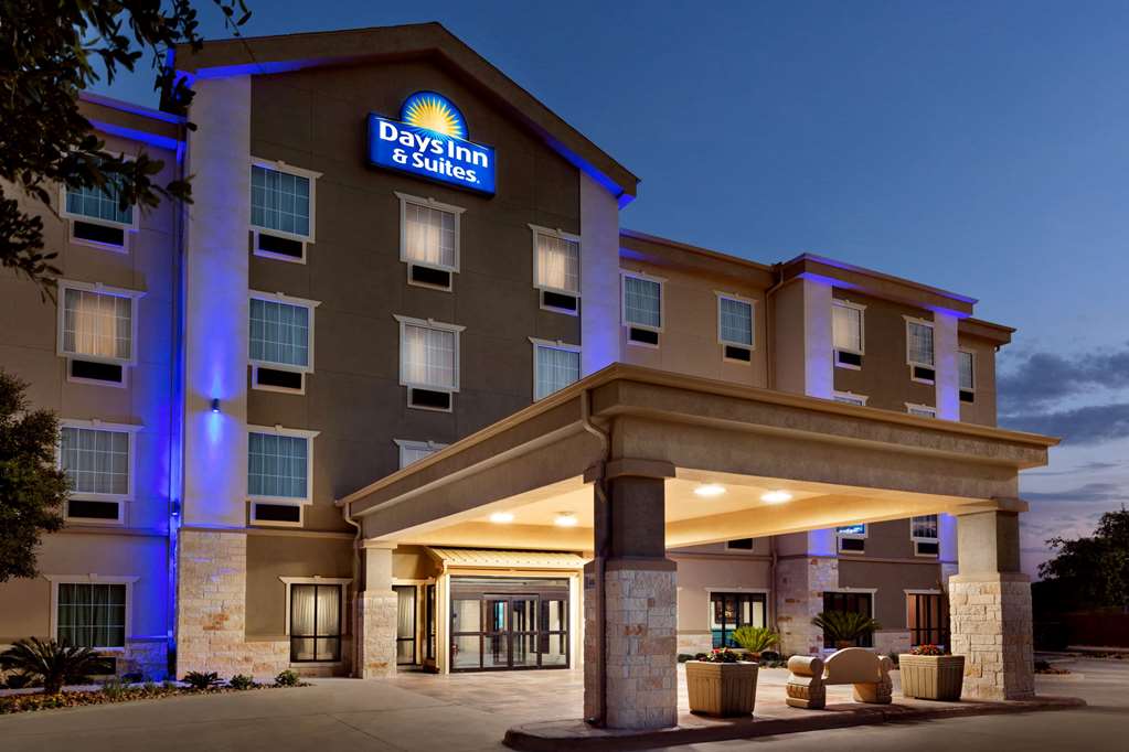 Days Inn & Suites by Wyndham San Antonio near Frost Bank Center - photo 3