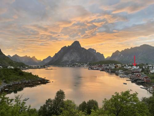 Drenghaugen house with fabulous sea and mountain view — 4-Star Luxury Hotel in Reine, Norway
