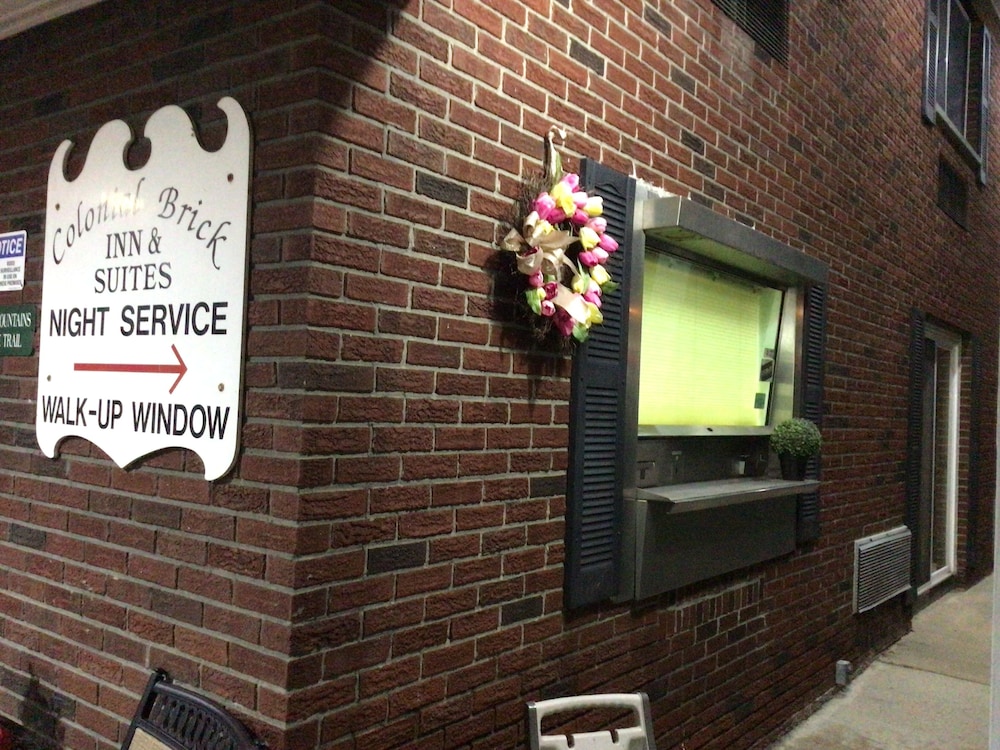 Colonial Brick Inn & Suites - photo 14