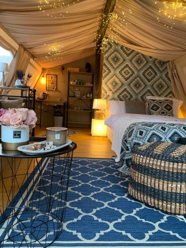Luxury Lake House & Glamping — 4-Star Luxury Hotel in Tesila, Romania