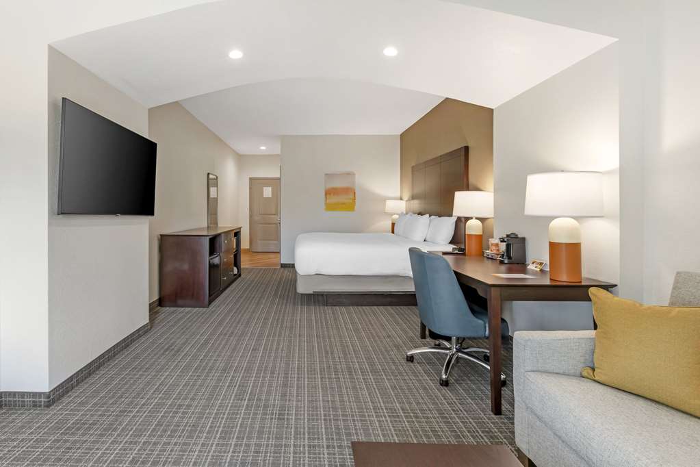 Comfort Inn & Suites Verona at Turning Stone Resort Casino - photo 11