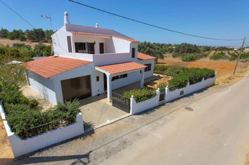 Casa Silver Gale Sleeps 9 close to amenities and beach — 4-Star Luxury Hotel in Guia, Portugal