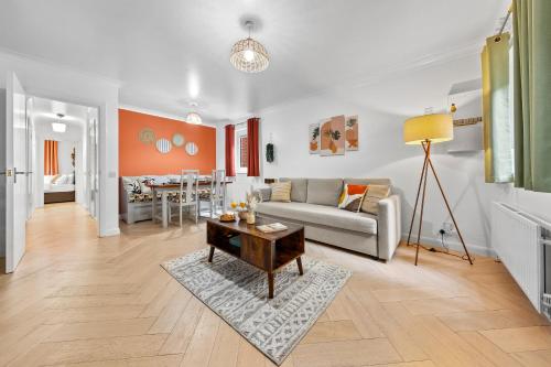 Azalea Apartment Home comforts by the river — 4-Star Luxury Hotel in Isleworth, United Kingdom